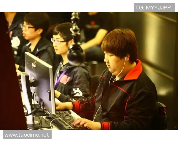 FPX战队在DOTA2赛事中的耐力表现与策略分析探讨 FPX战队在DOTA2赛事中的耐力表现与策略分析探讨